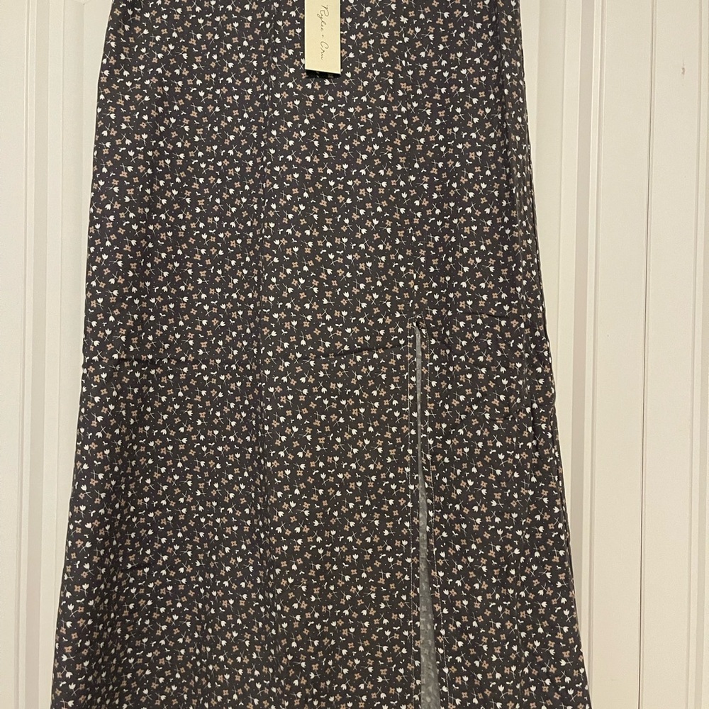 Rylee + Cru Women's Gray slit skirt with pink and white flowers size S